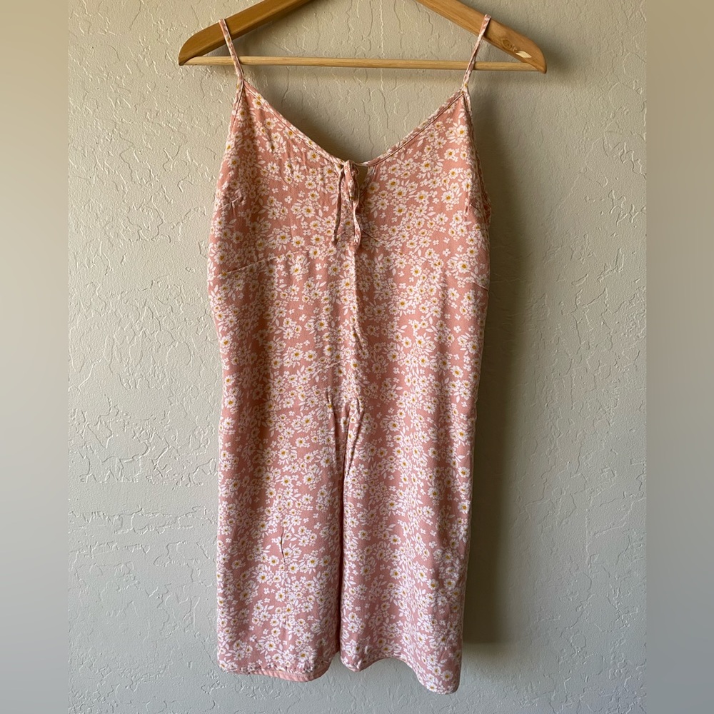 🤍 EUC Hollister Dress in Pink w/White Daisies 🌸🤍🌸